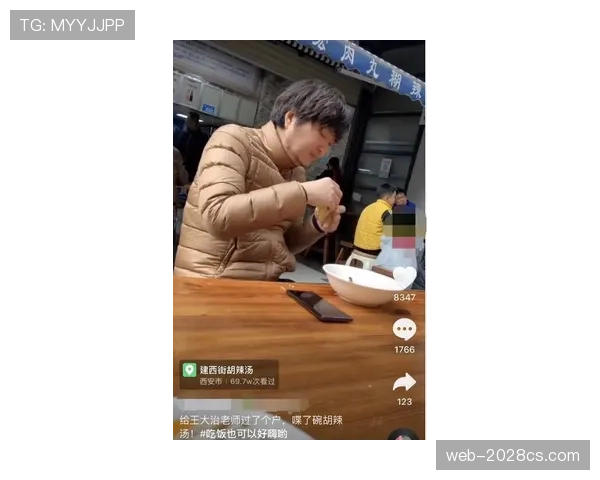 刚看到熊朝忠西装照觉得稳，下一秒他在路边摊狼吞煎饼，世界观掉了