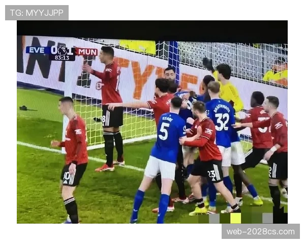 守门员犯规判定要点：禁区内冲撞与故意手球区别