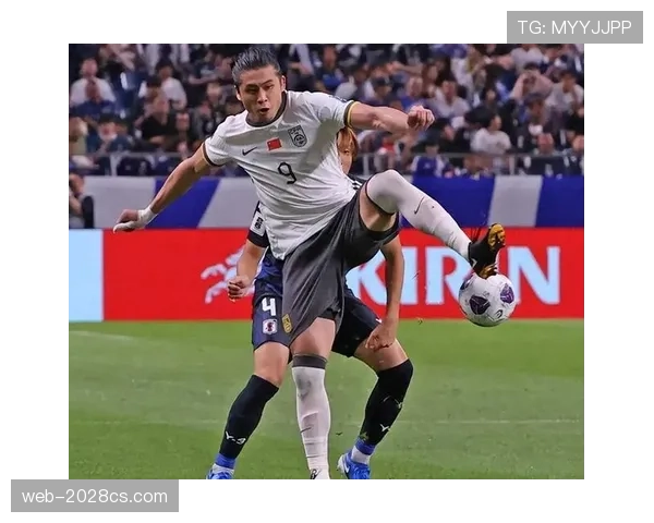 张玉宁穿得跟去开趴似的，场上却比谁都低调，这反差我服！